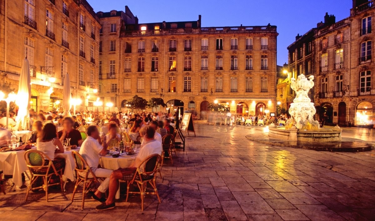 Restaurant by night bordeaux