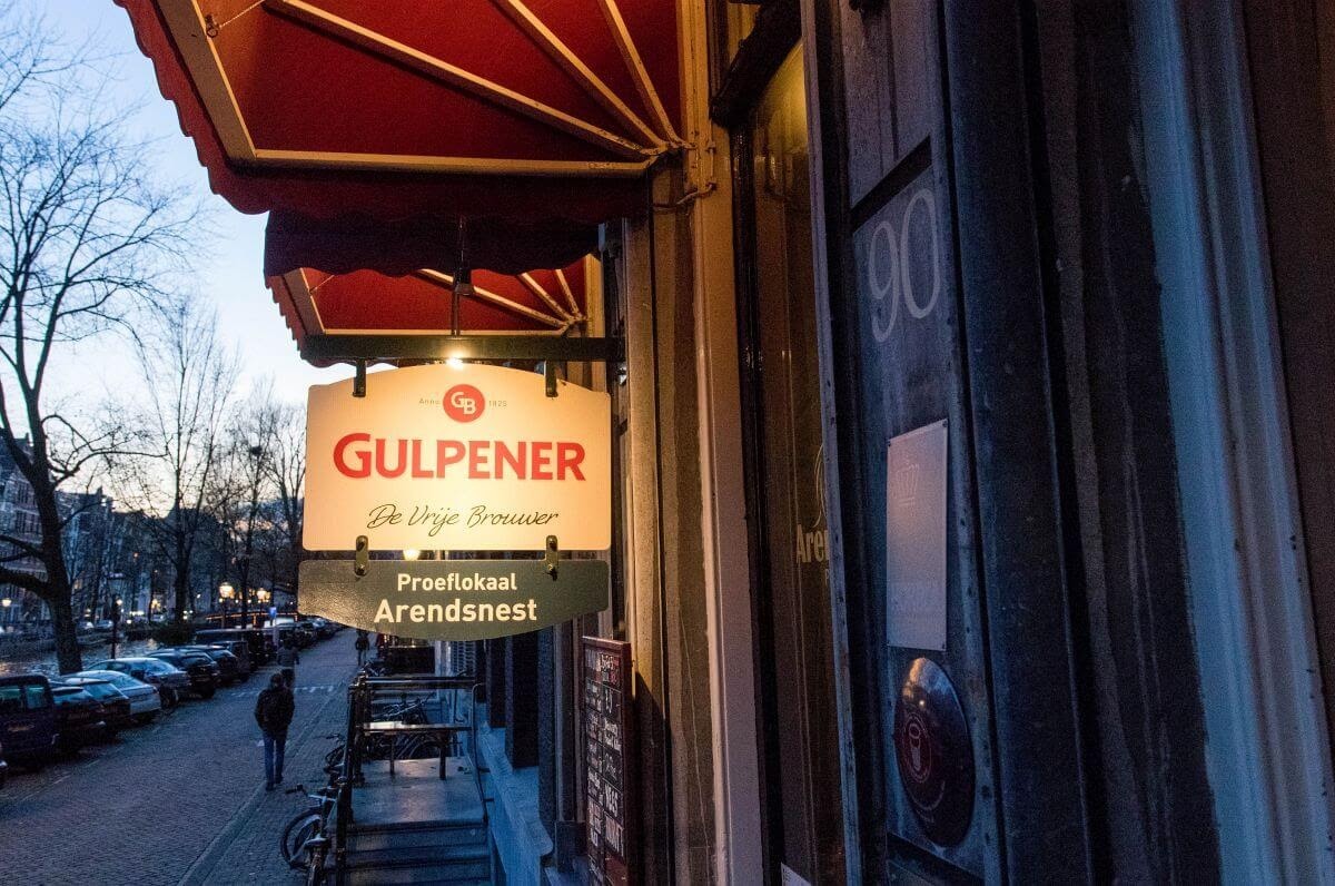 The gulpener sign at the entrance of proeflokaal arendsnest