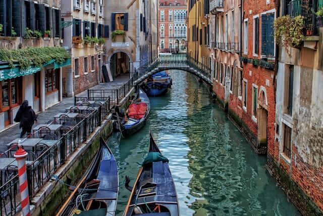 Venice gondolers delivering food